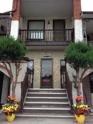 Cedar Springs Motel Hotels in Halton Hills