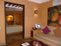 Beautiful 1 bedroom Condo above La Ropa Beach Hotels in Zihuatanejo