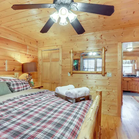 Game Room & Hot Tub: Cabin 9 Mi to Blue Ridge!