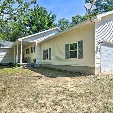 Upscale Family Cottage < 1 Mi to Higgins Lake