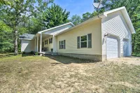 Upscale Family Cottage < 1 Mi to Higgins Lake - Wifi