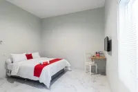RedDoorz Plus near RS USU Medan 2 Hotel dekat Mawar Bakery And Swalayan
