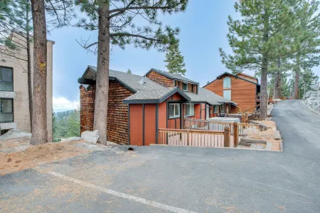 1 Mi to Stagecoach Lift! Homey Tahoe Townhome