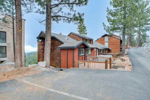 5 Mi to Lake Tahoe: Stateline Townhome