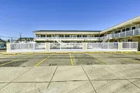 North Wildwood Condo w/ Pool, Walk to Boardwalk! - parking