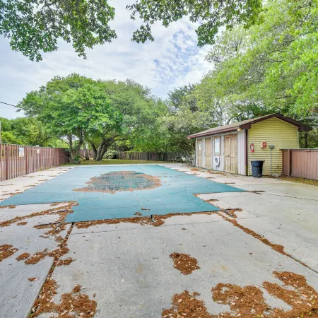 Pet-Friendly Buxton Home w/ Balcony, 2 Mi to Beach