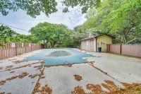 Pet-Friendly Buxton Home w/ Balcony, 2 Mi to Beach - parking