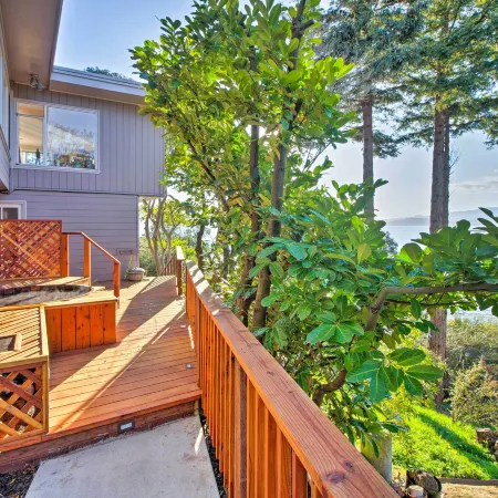 Walk to Keller Beach: Waterfront Studio w/ Hot Tub