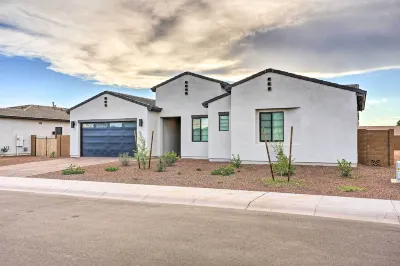 Modern Glendale Getaway ~ 3 Mi to Stadium!