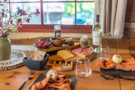 Historic Log Cabin Quiet Return to Simpler Days Отели в г. Ройал Пайнс