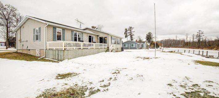 Waterfront Evart House on Chippewa Lake Channel Hotels in Mecosta County