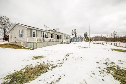 Waterfront Evart House on Chippewa Lake Channel - parking