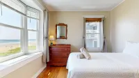 Beach Access and Cozy Comfort - Charming Coastal Retreat فنادق في 