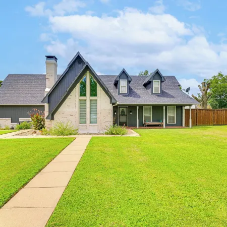 Fire Pit and Sauna Spacious Lake Texoma Retreat!