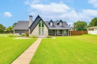 Fire Pit and Sauna Spacious Lake Texoma Retreat! - Wifi