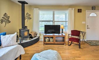 Charming Rusk Guest Cabin w/ Shared Yard