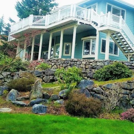 Movie Theater! Hot Tub! Private Rental 3 Bedrooms and 2 Bathrooms.
