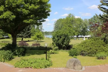 Seepark Hotel am Wandlitzsee Отели в г. Бизенталь