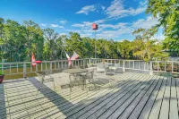 Lakefront Home: Deck, Grills & Fire Pit in Karnack - parking