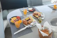 Flaskos Suites - servizio colazione