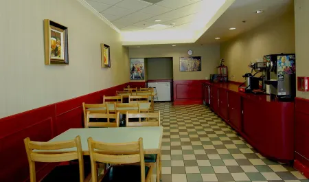 Metro Plaza Hotel Отели рядом с достопримечательностью «Holyland Exhibition»