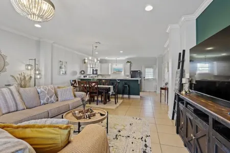 2-bd condo close to campus, free parking, sleeps 6