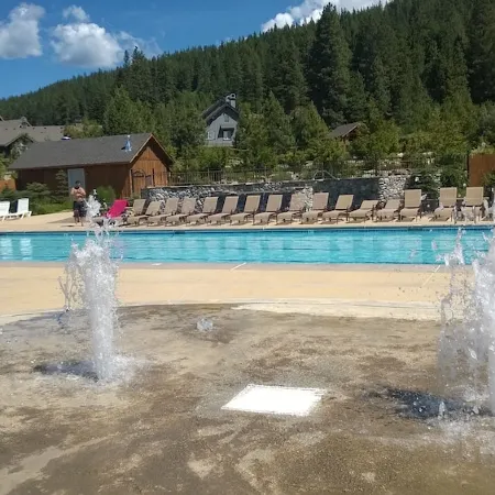 Wilderness&Wanderlust. WiFi, pool access, trails,lake,town.Cabin life elevated.