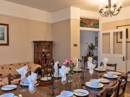 The Old Counting House Отели в г. Хельстон