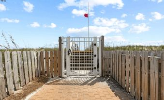 Blue Marlin by Avantstay Beachfront w/ Views, Pool Access, Beach Chairs