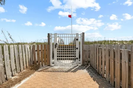 Blue Marlin by Avantstay Beachfront w/ Views, Pool Access, Beach Chairs