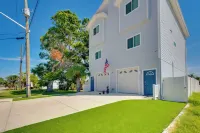Walk to Beach! Waterfront Hudson Townhome - 4-Star