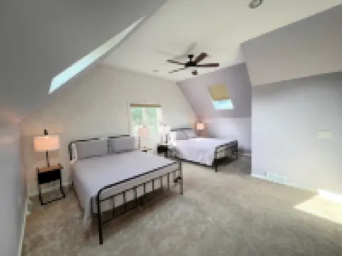 NEW Spacious Oasis near quiet beach! Private backyard, games, gorgeous kitchen