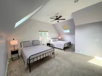 NEW Spacious Oasis near quiet beach! Private backyard, games, gorgeous kitchen