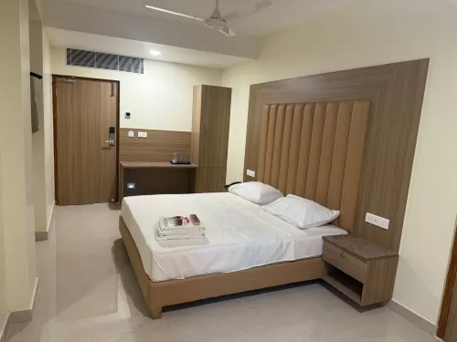 GURU CHITRA Hotels in Tiruchendur