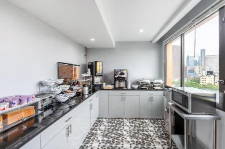 Days Inn by Wyndham New York Chinatown Отели рядом с достопримечательностью «Swiss Institute»