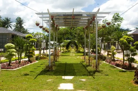 Golden Hawaii Villa Singkawang Отели в г. Sedau