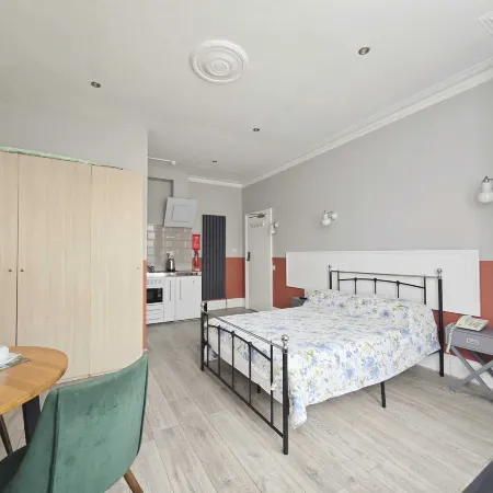 Avis Hotel