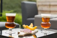 ดิ ออริจินัลส์ ซิตี้, โฮเทล อาคาดีน, เล นอยบูร์