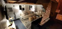 Cozy cottage steps to beach sleeps 5 with WiFi, AC in charming Marshfield