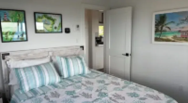 Blue Hole Lodge - Bonefish Heaven with Blue Hole in Backyard Hotels in 