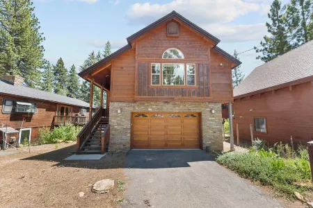 Luxury Custom Home at North Shore; Minutes to Northstar;  Walk to Beach Отели в г. Тахо Виста