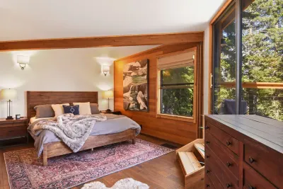 Snowshoe Cabin 3 Decks, BBQ & Hot Tub!