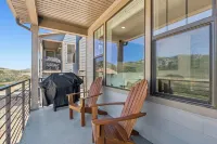 Park City close-4-bedroom, 3.5 bath new home with Fast WiFi, AC, Garage & VIEWS!