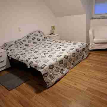 Close to the city, good public transport connections, good infrastructure Rooms