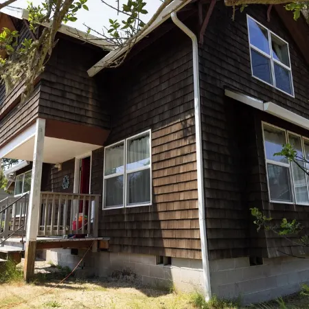 Cozy Family Cabin-Secluded beach access, non-smoking home awaits you