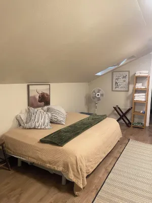 Quiet & cozy loft apartment only minutes to downtown Springfield and U of O. Hôtels à proximité de : Royal Delle Park