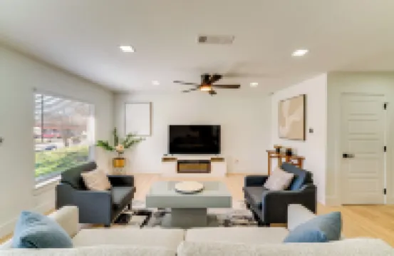 Stylish Irving Retreat w/ Patio & Fire Pit