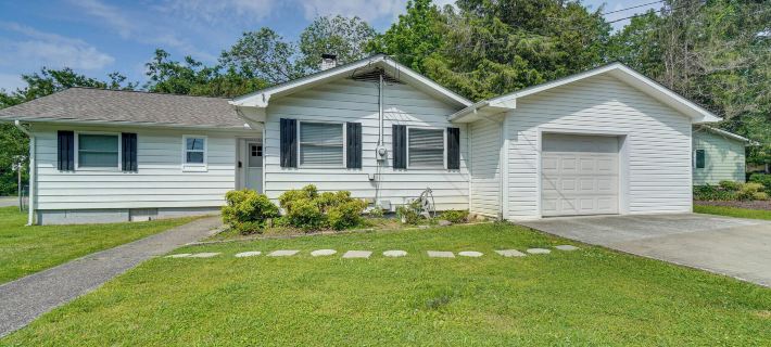 Oak Ridge Retreat w/ Porch < 1 Mi to Downtown Hotels in Anderson County