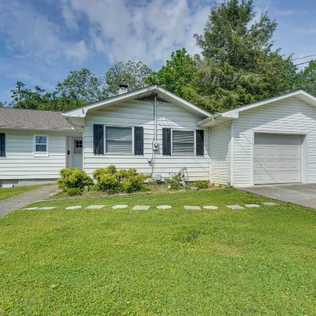 Oak Ridge Retreat w/ Porch < 1 Mi to Downtown