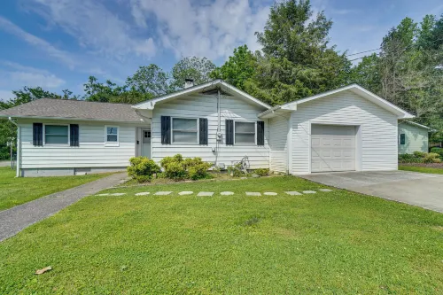 Oak Ridge Retreat w/ Porch < 1 Mi to Downtown Hotels in Oak Ridge